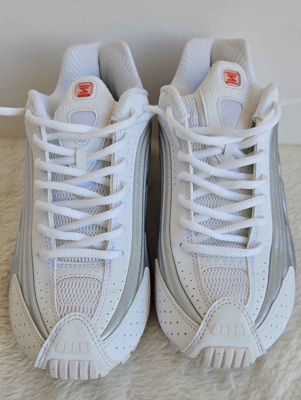 Nike Shox R4 White Metallic Silver Sneakers Women’s 8.5 AR3565-101